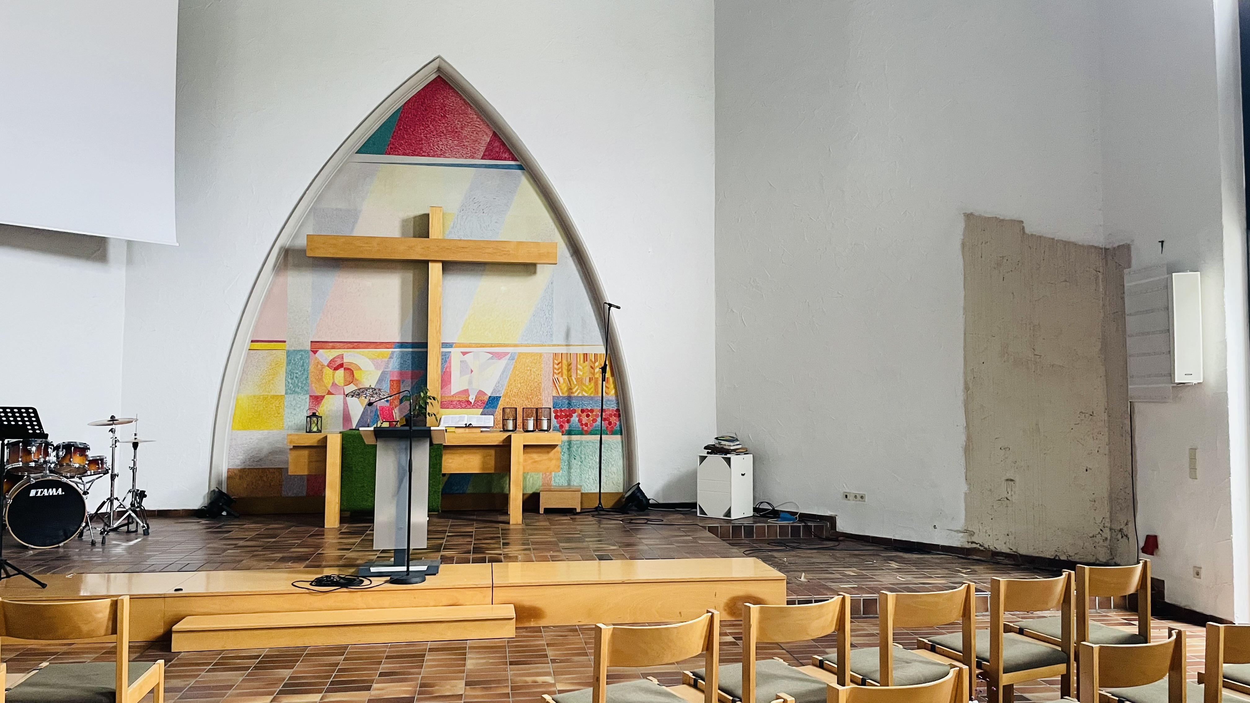 Aktuelles Aussehen der Bühne ohne Orgel