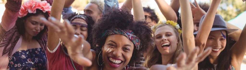 Junge Frauen stecken die Arme aus